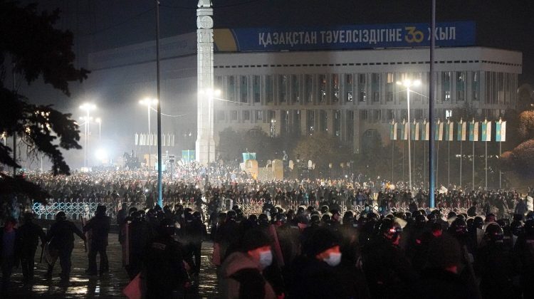Revolta din Kazahstan: Cozi uriașe la bănci şi la magazine, populaţia nu are în continuare acces la internet