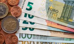 Situație fără precedent! Euro mai ieftin față de dolarul american