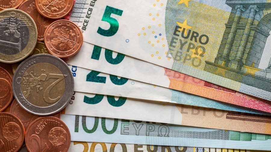 Situație fără precedent! Euro mai ieftin față de dolarul american