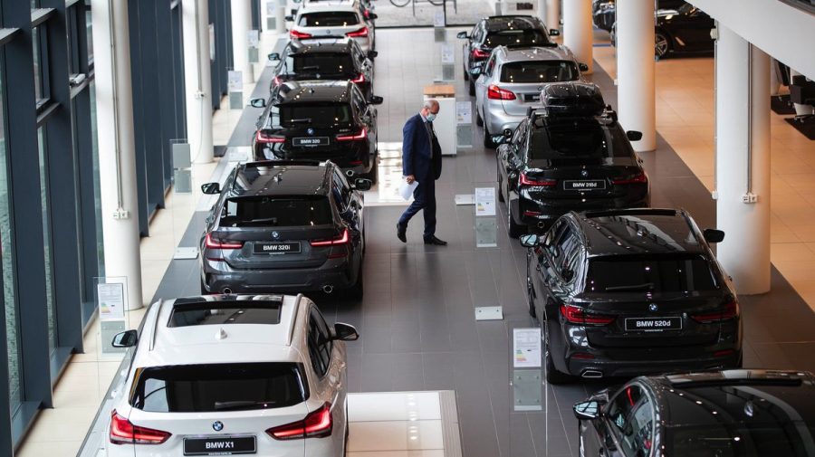 Vânzările de mașini în Europa continuă să scadă. Aprovizionarea cu cipuri dă bătăi de cap producătorilor