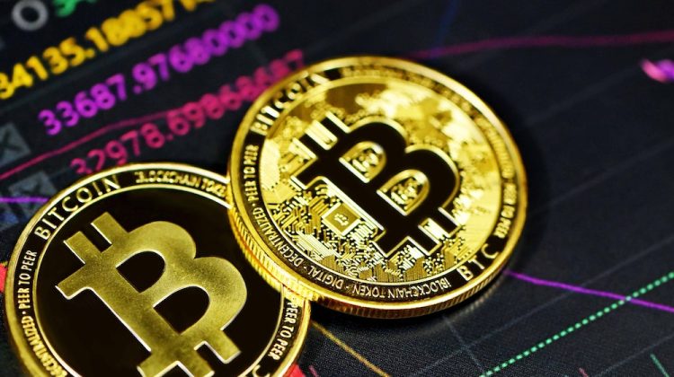 Bitcoin depăşeşte nivelul de 57.000 de dolari pentru prima dată de la sfârşitul anului 2021