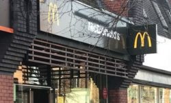 „Am fost șocați”! Angajații unui McDonald’s au interzis unor fermieri să intre încălțați în restaurant