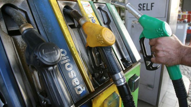 Șoferii scot tot mai mulți bani din buzunar pentru combustibil. Mâine, prețul benzinei va depăși 21,50 lei