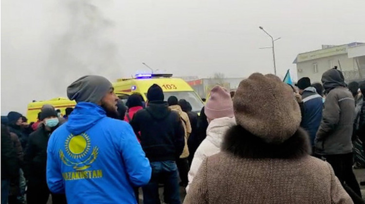 Furia kazahilor de nestăvilit. Protestele continuă, deși guvernul a demisionat