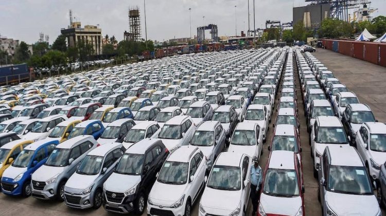 Vânzările de automobile noi în Rusia s-au redus la jumătate
