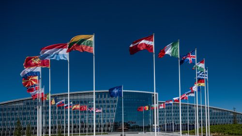 Cutremur în NATO: SUA ar putea retrage o parte crucială a arsenalului destinat Europei