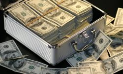 Mai mulți pretendenți atacă dolarul american! Va reuși bancnota verde să domine lumea în continuare
