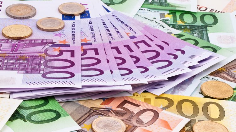 Furtună pe piața valutară! Euro se depreciază în fața dolarului, afectat de perspectivele de recesiune în Europa
