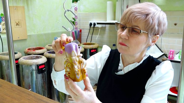 O meșteriță din Drochia transformă lumânările în adevărate bijuterii din parafină. Afacerea a luat naștere în bucătărie