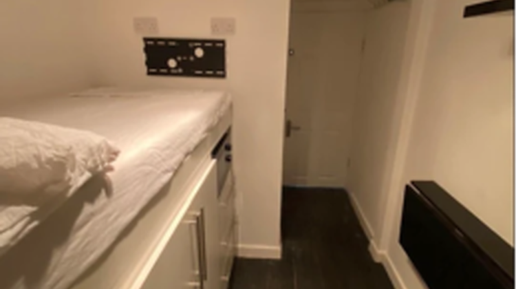 Un apartament de șapte metri pătrați situat în Londra a fost scos la vânzare cu prețul de pornire de 50.000 de lire