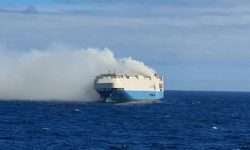 O navă care a luat foc în mijlocul Atlanticului transporta mașini de lux de 401 milioane de dolari