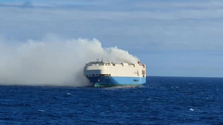 O navă care a luat foc în mijlocul Atlanticului transporta mașini de lux de 401 milioane de dolari