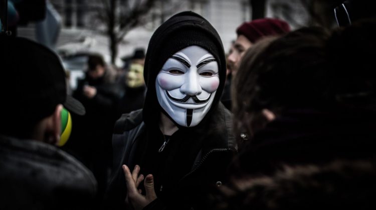 Hackerii din grupul Anonymous a declarat sâmbătă ”război cibernetic” Rusiei şi preşedintelui Vladimir Putin