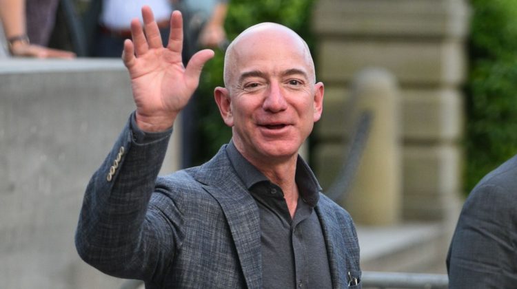 Mișcare misterioasă: Jeff Bezos a cumpărat o singură acțiune Amazon, pentru prima dată din 2002