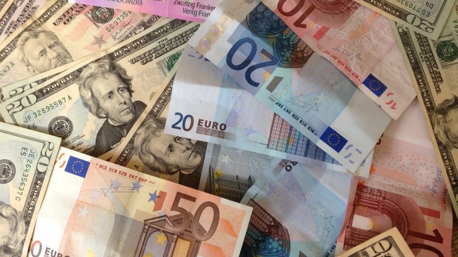 Excesul de dolari și euro a „mâncat” 620 milioane de lei din capitalul BNM. Banca centrală cere bani de la Guvern