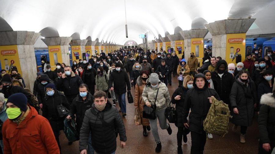 Kiev impune interdicția de circulație pe timp de noapte. Stațiile de metrou rămân deschise pentru adăpost