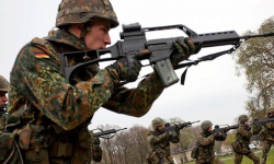 Schimbare de optică la Berlin: Șeful Comisiei de politică externă vrea ca Germania să trimită arme defensive în Ucraina