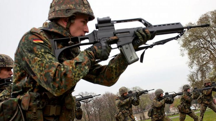 Schimbare de optică la Berlin: Șeful Comisiei de politică externă vrea ca Germania să trimită arme defensive în Ucraina