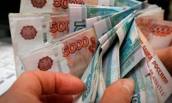 Rubla rusească se prăbușește: A scăzut cu 30%. Rușii fac cozi la bancomate