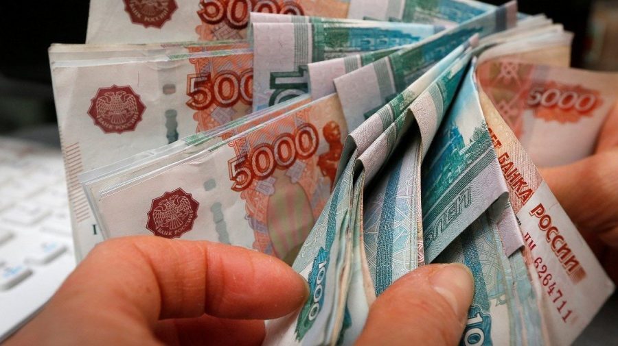 Rubla rusească se prăbușește: A scăzut cu 30%. Rușii fac cozi la bancomate
