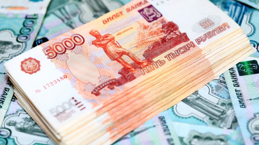 Rubla rusă s-a prăbușit. Tranzacționarea pe toate piețele a fost suspendată