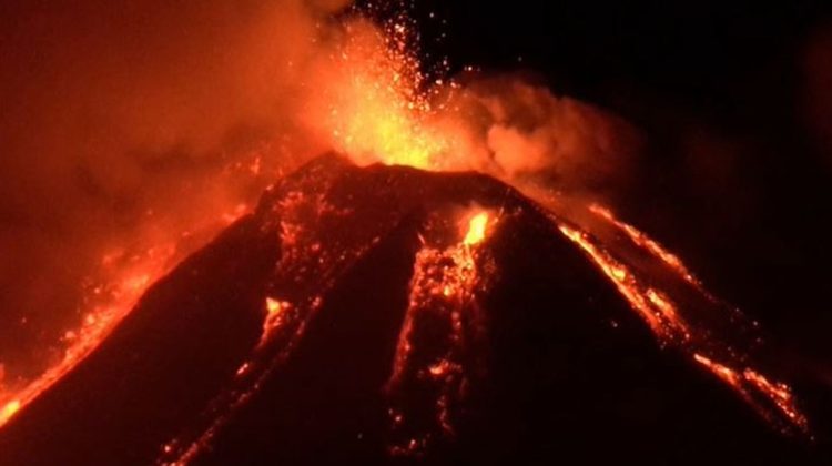 (VIDEO) Imagini apocaliptice: Vulcanul Etna a erupt pentru prima dată în acest an