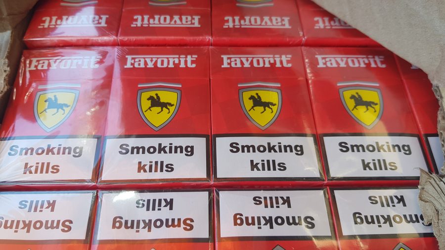 Caz de contrabandă de ţigări de-ţi stă mintea în loc: mii de euro mită pentru baloţi de paie