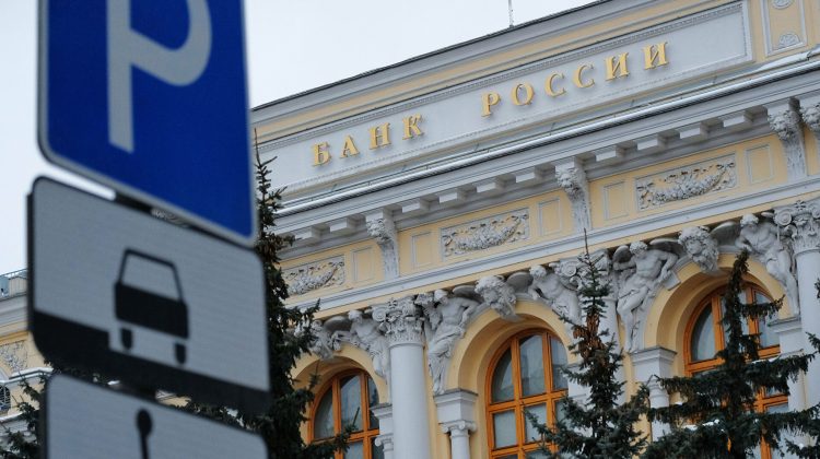 Banca Centrală a Rusiei a impus un comision de 30% la achiziţiile de valută ale persoanelor individuale