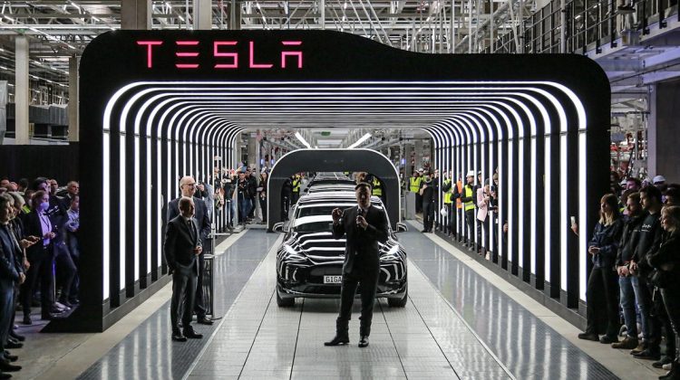 (VIDEO) Elon Musk și cancelarul Germaniei au inaugurat prima fabrică Tesla din Europa. Vezi cum a dansat miliardarul