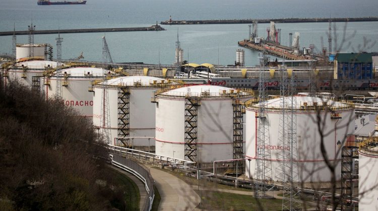 Prețul petrolului continuă să crească pe măsură ce Shell se retrage din aprovizionarea rusă cu țiței