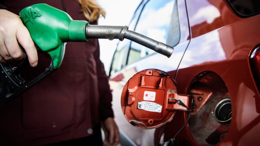 Prețuri nemaivăzute la carburanți! Un litru de benzină costă aproape 27 de lei, motorina s-a scumpit cu doi lei