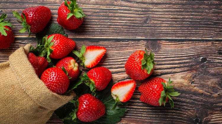 Când vor apărea pe piață primii căpșuni autohtoni în Moldova? Prețul pentru un kilogram