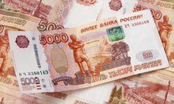 Rubla rusească a atins un maxim al ultimilor doi ani, în paralel cu planul UE de a înăspri sancțiunile