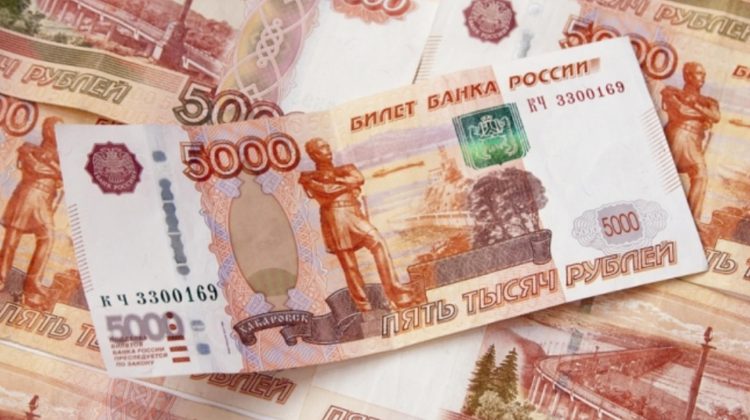 Rubla rusească s-a prăbușit la nivelul ultimelor 15 luni