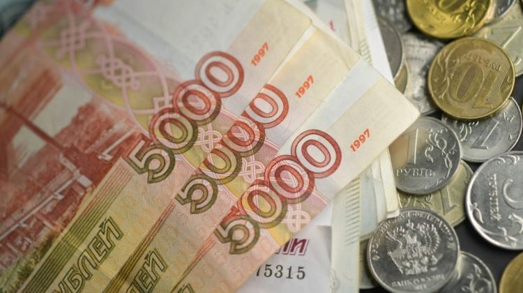 Rubla rusească amenințată de o scădere dramatică! Banca centrală ar putea interveni cu 30 de milioane de dolari zilnic