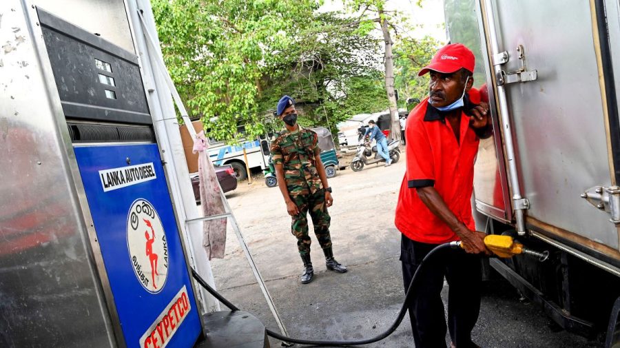 Sri Lanka, rămasă fără bani, îi cere ajutor lui Vladimir Putin să importe combustibil