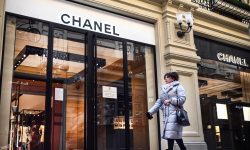 (VIDEO) Chanel restricționează vânzările de mărfuri de lux către rușii din străinătate. Mai mulți bloggeri protestează