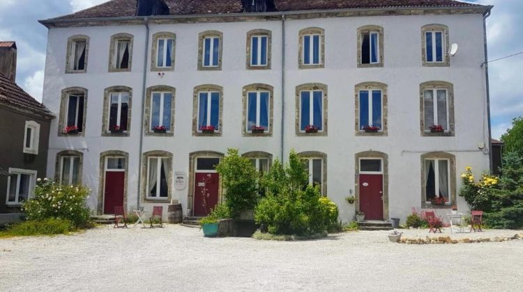 (FOTO) Un castel francez cu 12 dormitoare, cât un apartament de lux la Chișinău. Cu cât se vinde proprietatea