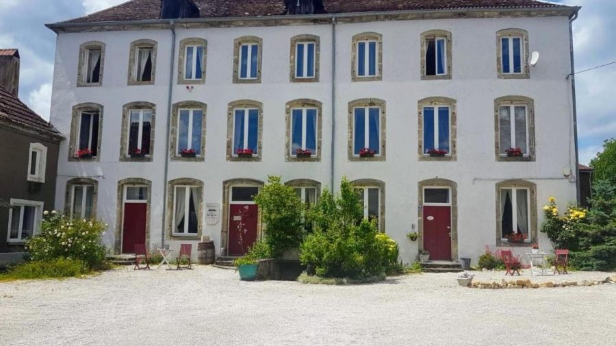 (FOTO) Un castel francez cu 12 dormitoare, cât un apartament de lux la Chișinău. Cu cât se vinde proprietatea