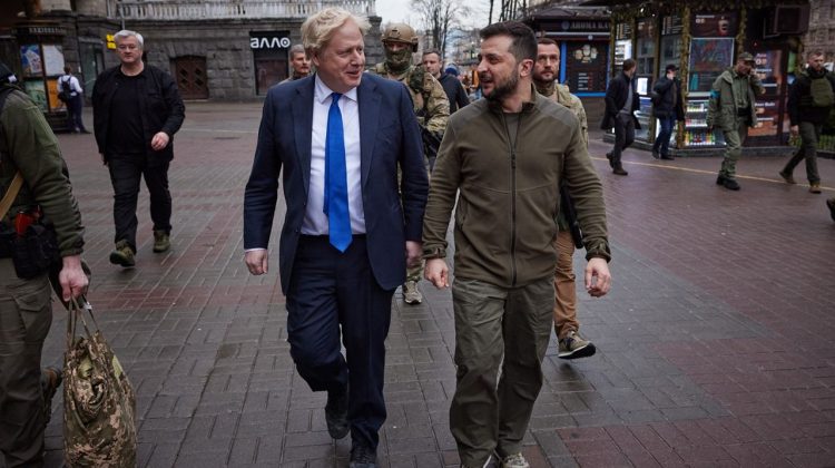 VIDEO Boris Johnson şi Volodimir Zelenski, la pas prin centrul Kievului. Au vorbit cu oamenii