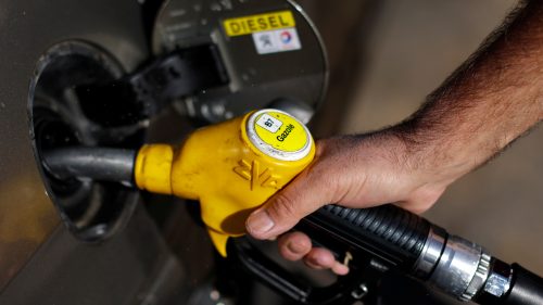 Benzina mai adaugă 2 bani la preț, motorina rămâne neschimbată: Noile prețuri la pompă pentru 12 august