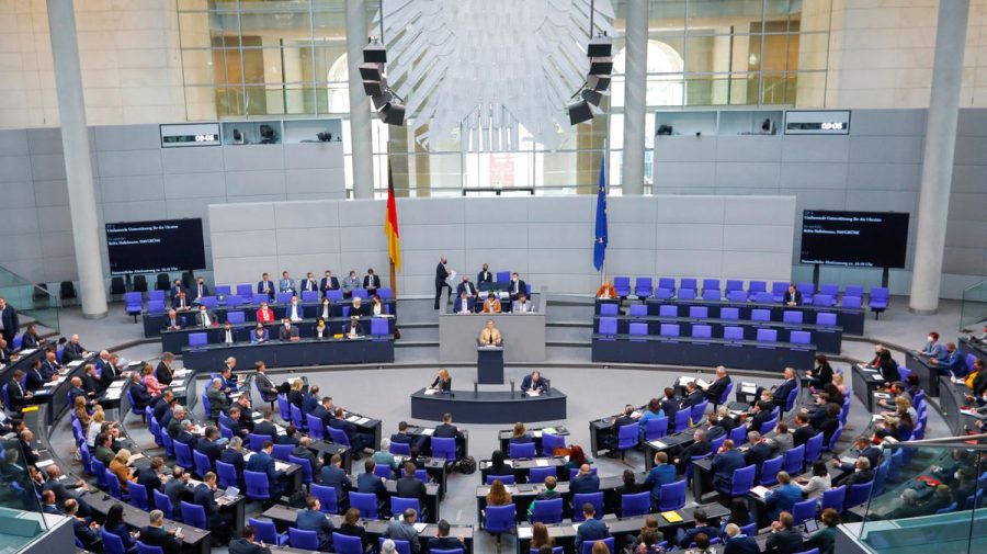 Parlamentul german a aprobat livrarea de armament greu pentru Ucraina
