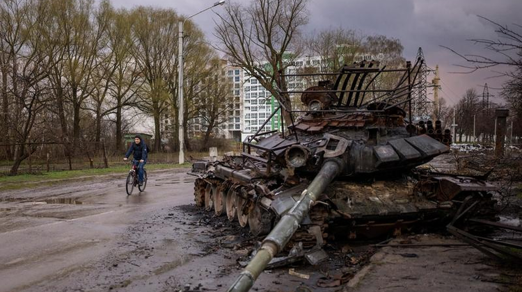 Armata lui Putin încă nu știe cum să folosească tancurile. Câmpul de luptă din Ucraina este plin de epavele acestora