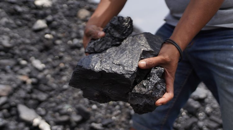 Reuters: Uniunea Europeană amână până în august interzicerea importurilor de cărbune din Rusia