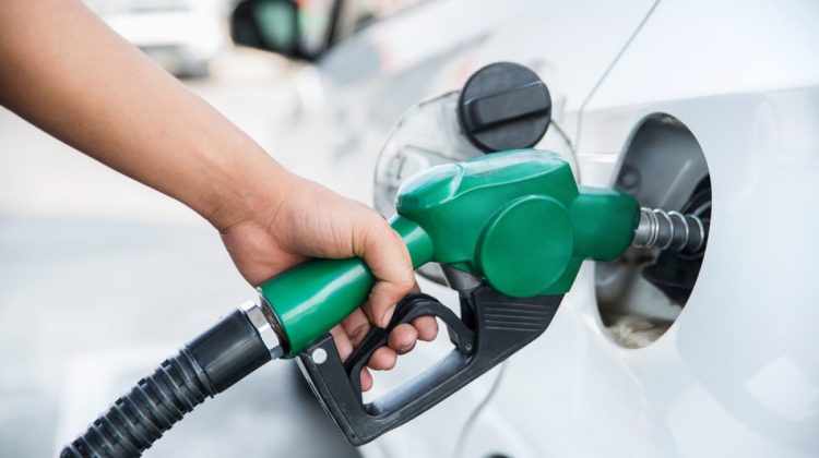 Motorina se ieftinește cu 48 de bani, iar benzina cu 17 bani. Prețurile la carburanți în weekend