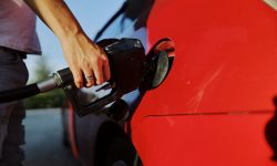 Moldovenii stau cu ochii pe prețurile carburanților! ANRE se plânge că subiectul e politizat