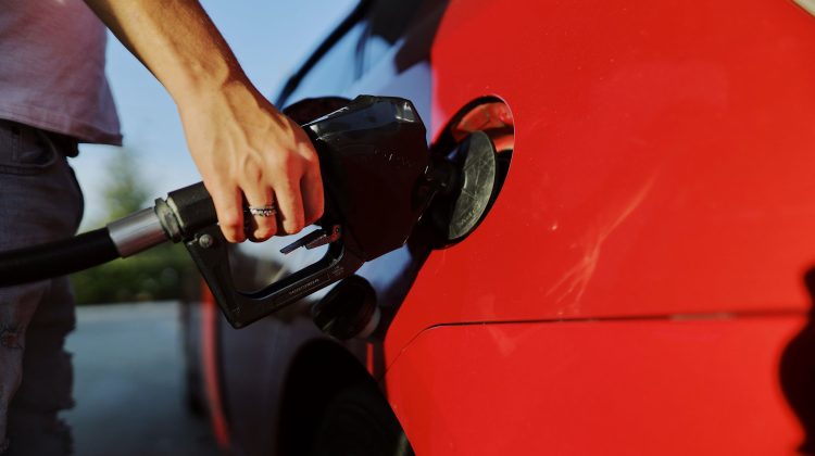 Moldovenii stau cu ochii pe prețurile carburanților! ANRE se plânge că subiectul e politizat