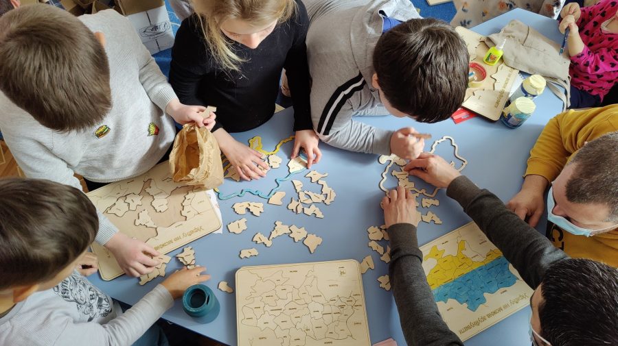 Întreprinderea socială EduJoc lansează o campanie europeană de strângere de fonduri pentru copiii refugiați. Cum donezi