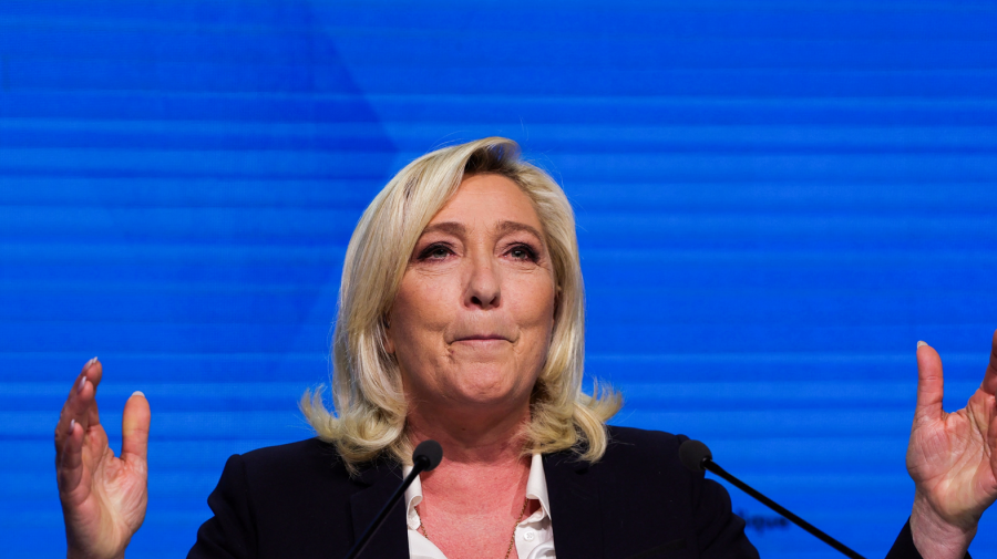 Prietena lui Putin Marine Le Pen și apropiații săi, acuzați de un „tun” de 600.000 de euro