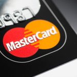 Bancomatul devine muzeu: 310 milioane de plăți fără cash